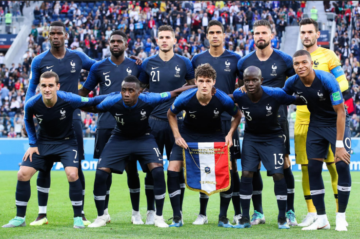 手机展示MK体育APP